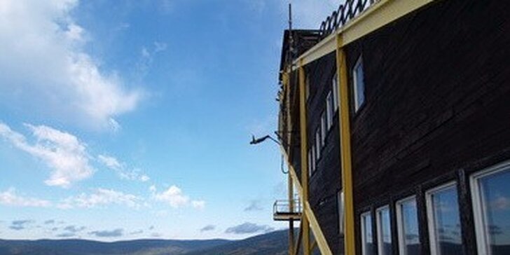 Extrémní bungee jumping z televizní věže Harrachov