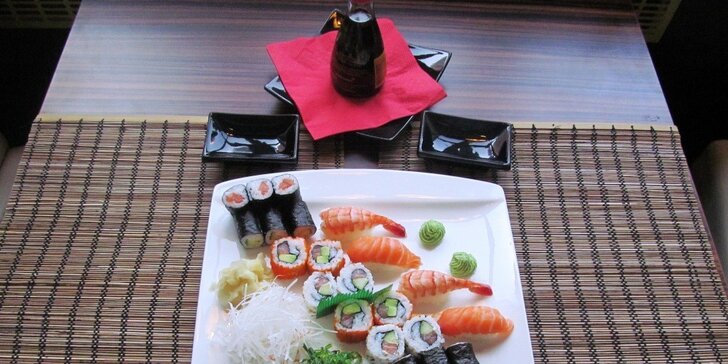 Sushi menu se salátem v Sushi Miomi