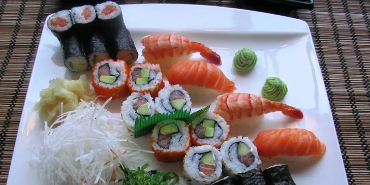 Sushi menu se salátem v Sushi Miomi