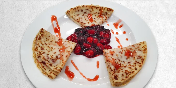 Menu pak završíte sladkou tečkou, jakou je palačinka s horkým ovocem.