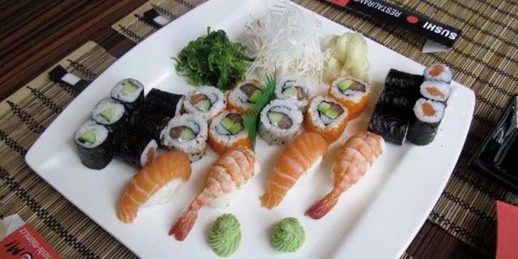 Sushi menu se salátem v Sushi Miomi