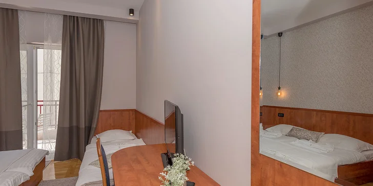 Ve výbavě nechybí televize a klimatizace. 