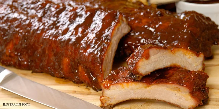 800 g grilovaných žeber s pečivem a oblohou pro 2 osoby