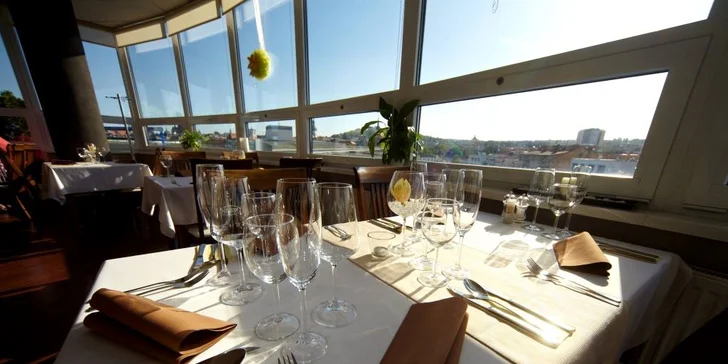 Moderní degustační menu: kachní prso s řasou Nori i telecí tataráček