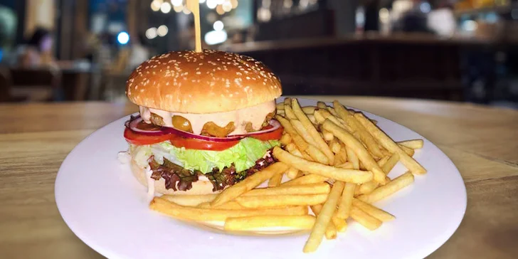 Šťavnatý hovězí burger s poctivou náplní a hranolky