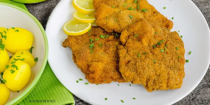 Nálož řízků a grilovaných kuřecích křidélek v Restauraci Pod Jasanem