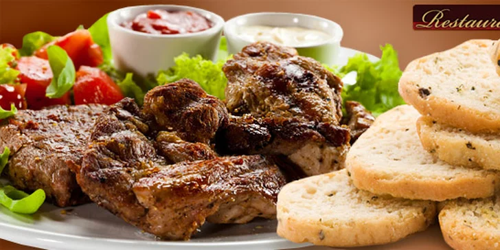 Kilo grilovaných kuřecích steaků, vepřové panenky a krkovičky. K tomu zelenina, pečivo, barbecue omáčka a další dobroty až pro 4 osoby.