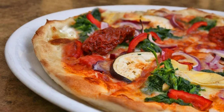 2 pizzy a 2 nealko nápoje v restauraci Vabene