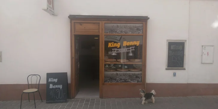 Dvě pizzy velké jako kola od vozu v King Benny