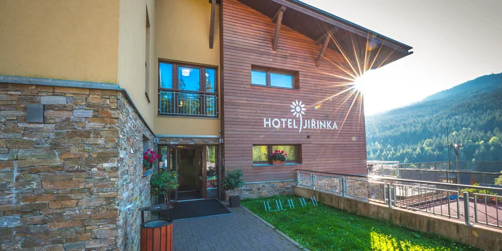 Bydlet budete v hlavní hotelové budově, kde je i restaurace, wellness a dětská herna. 
