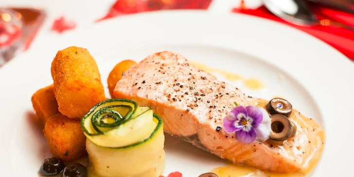 Pošírovaný losos s grilovanou cuketou a omáčkou zo Chardonay a citrusov + domáce krokety