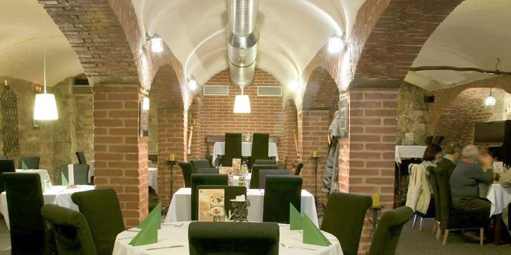 Vepřová žebra pro DVA pečená na černém pivě a medu, podávaná s chlebem. 800 g lahodného masa NEBO žebra + Caesar salát s kuřecím masem.