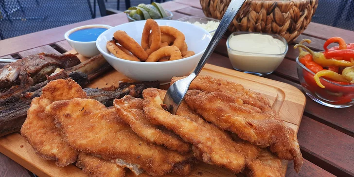 Ke každé variantě dostanete cibulové kroužky, omáčky, křen, okurky i beraní rohy. 
