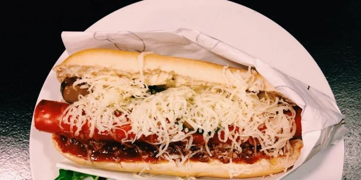 2x Hot Dog se salátem v centru Prahy