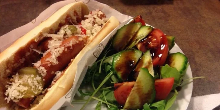 2x Hot Dog se salátem v centru Prahy