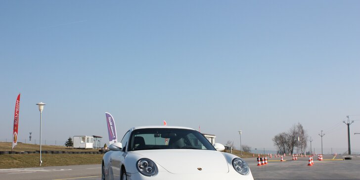 Sportovní a bezpečná jízda na polygonu v Porsche Carrera 911