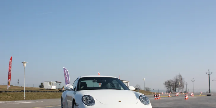 Kurz sportovní a bezpečné jízdy na polygonu v Porsche Carrera 911
