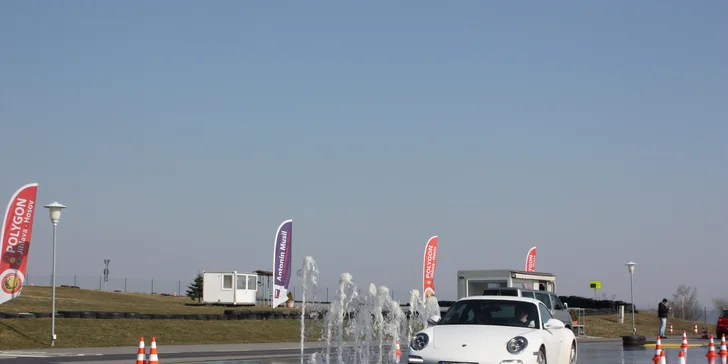 Kurz sportovní a bezpečné jízdy na polygonu v Porsche Carrera 911