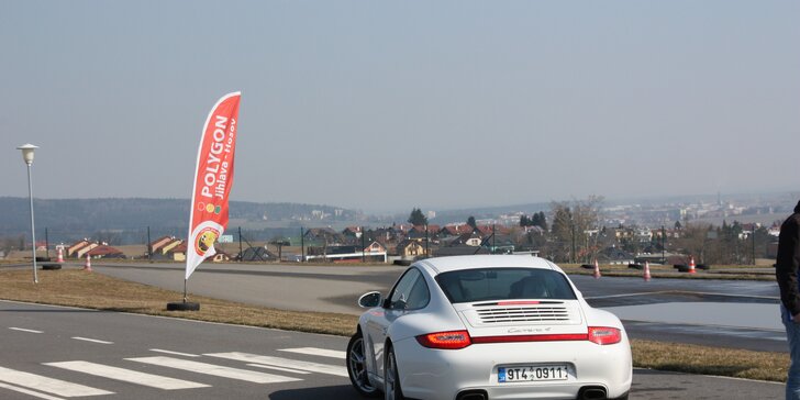 Sportovní a bezpečná jízda na polygonu v Porsche Carrera 911