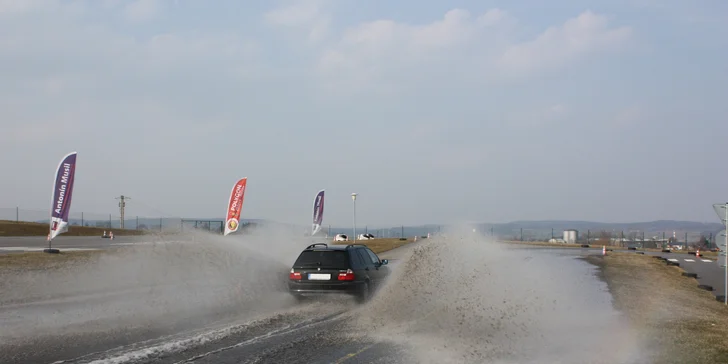 Kurz sportovní a bezpečné jízdy na polygonu v Porsche Carrera 911