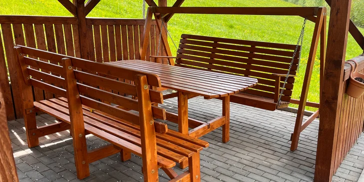Nemusíte být zalezlí jen uvnitř, venku se dá posedět pod pergolou. 
