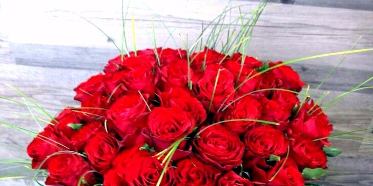 Nádherné červené růže včetně lístečku se vzkazem