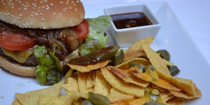 Burger z hovězího masa plemene Angus v nově otevřeném My Bistro & Café