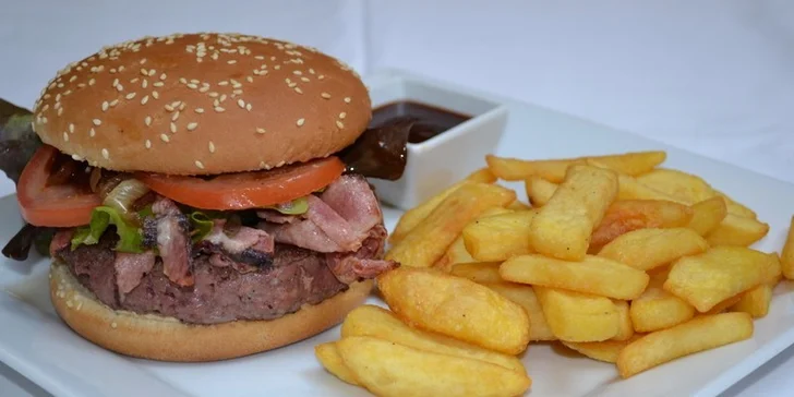 Burger z hovězího masa plemene Angus v nově otevřeném My Bistro & Café