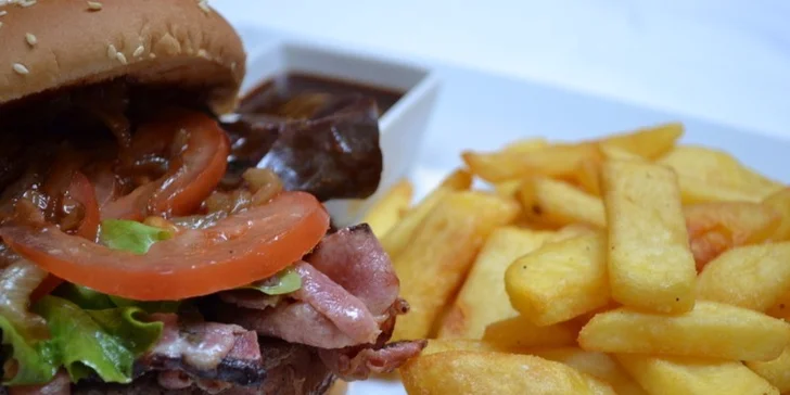 Burger z hovězího masa plemene Angus v nově otevřeném My Bistro & Café