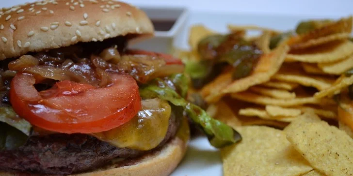 Burger z hovězího masa plemene Angus v nově otevřeném My Bistro & Café