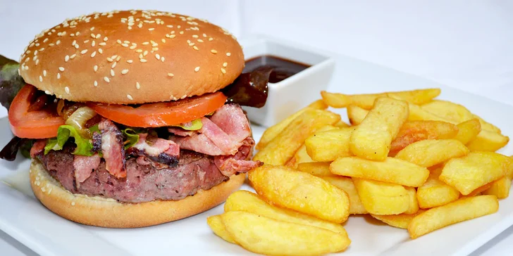 Burger z hovězího masa plemene Angus v nově otevřeném My Bistro & Café