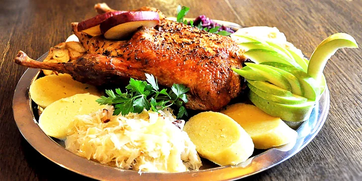 2kg pečená kachna pro čtyři jedlíky ve staročeské restauraci v centru Prahy