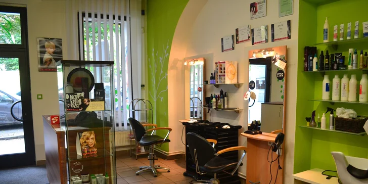 Střih s blond melírem pro všechny délky vlasů