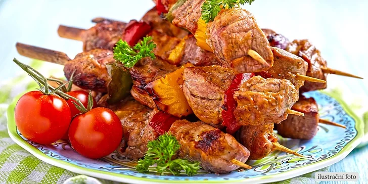 Podzimní gurmánské menu: vepřové špízy, tatarák, přílohy i salát pro 4 osoby