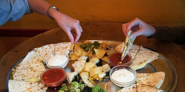 Jihoamerický nášup v La Casa Blů – quesadillas, burritos i salsa