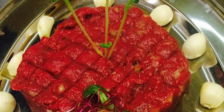 Až půl kila skvostného hovězího tataráku se zlatavými topinkami