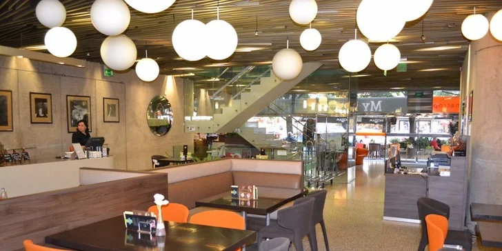 Burger z hovězího masa plemene Angus v nově otevřeném My Bistro & Café