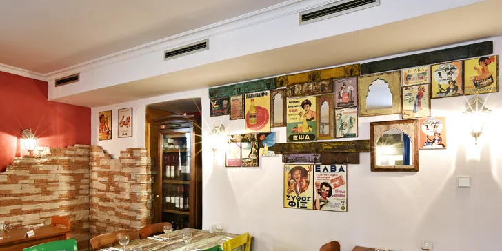 Jíst budete v originálním interiéru dejvické restaurace Kavaly. 