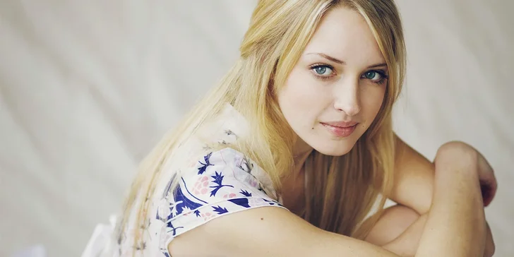 Střih s blond melírem pro všechny délky vlasů