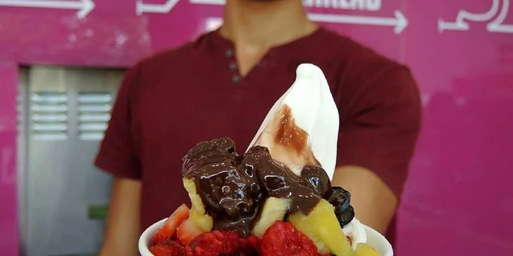 XXL frozen yogurt se čtyřmi posypy dle vašeho výběru ve FroYo