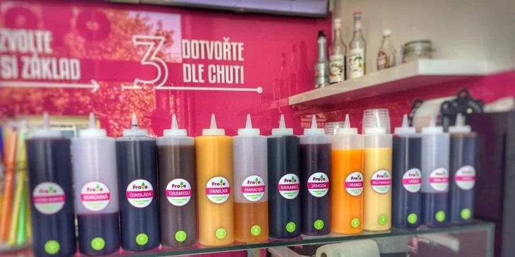 XXL frozen yogurt se čtyřmi posypy dle vašeho výběru ve FroYo