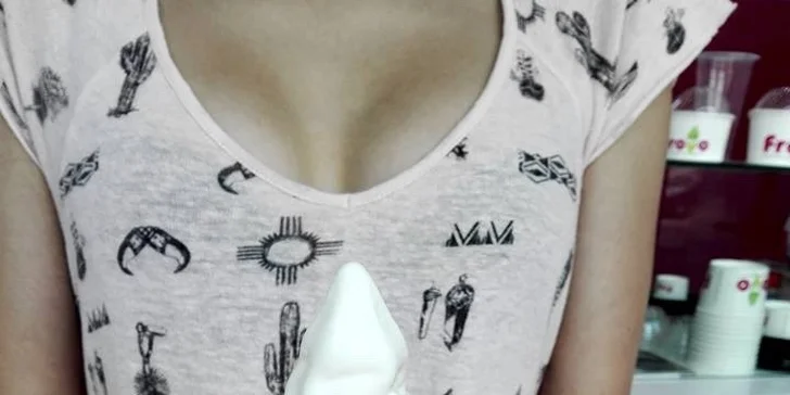 XXL frozen yogurt se čtyřmi posypy dle vašeho výběru ve FroYo