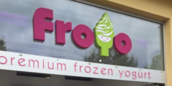 XXL frozen yogurt se čtyřmi posypy dle vašeho výběru ve FroYo