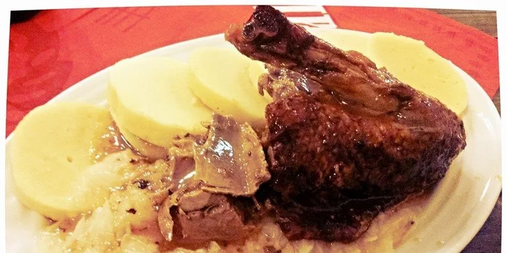 Výtečný 300g tatarák a 10 křupavých topinek s česnekem