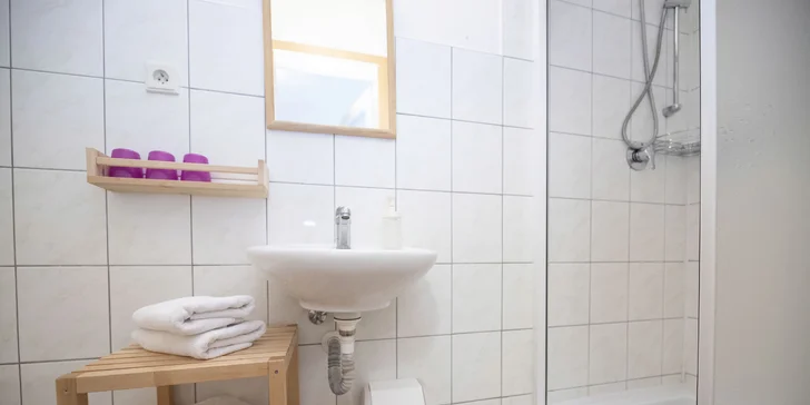 Každý pokoj má vlastní koupelnu s toaletou.