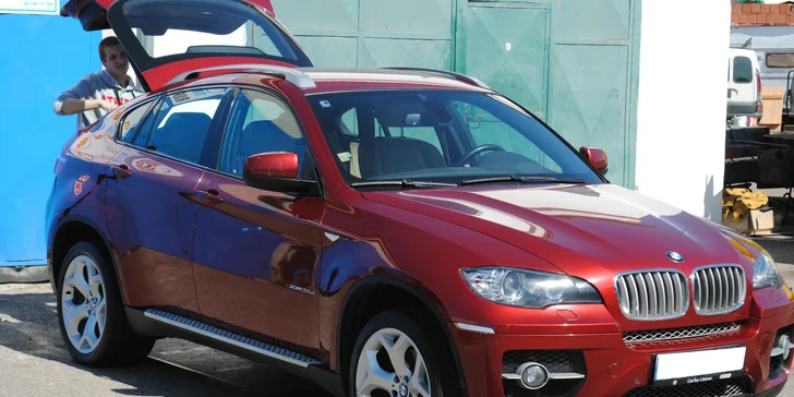 Voskování karosérie automobilu různými typy vosků