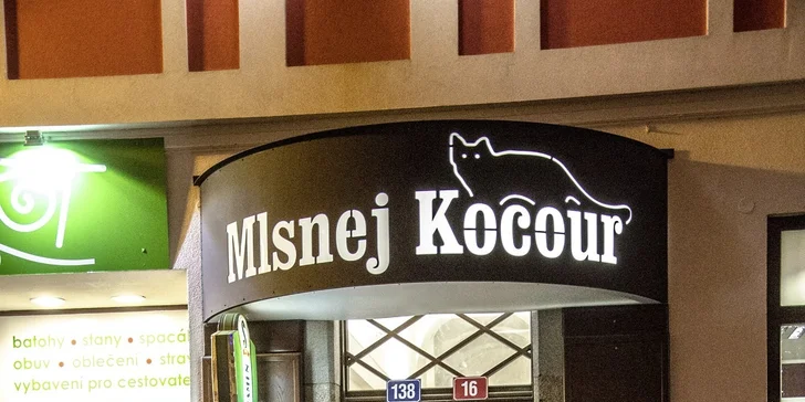 Lehounký tataráček z lososa s opečeným toastem u Mlsného kocoura