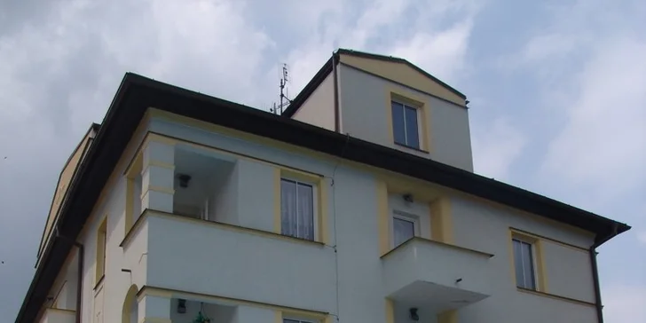 Dovolená u Máchova jezera pro dva. 2 nebo 5 nocí v Hotelu Bellevue*** včetně polopenze. Bazén se slanou vodou, vířivka i výlet na Bezděz.