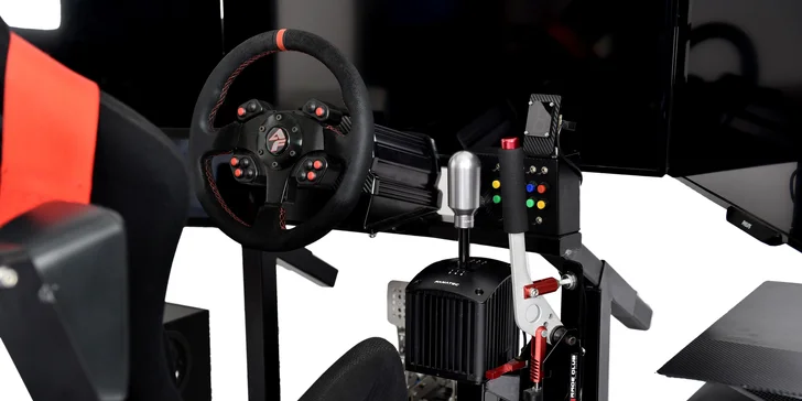Chopte se volantu a podmaňte si závodní okruh na simulátoru Race Club