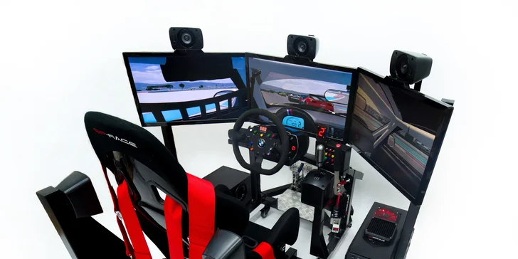 Chopte se volantu a podmaňte si závodní okruh na simulátoru Race Club